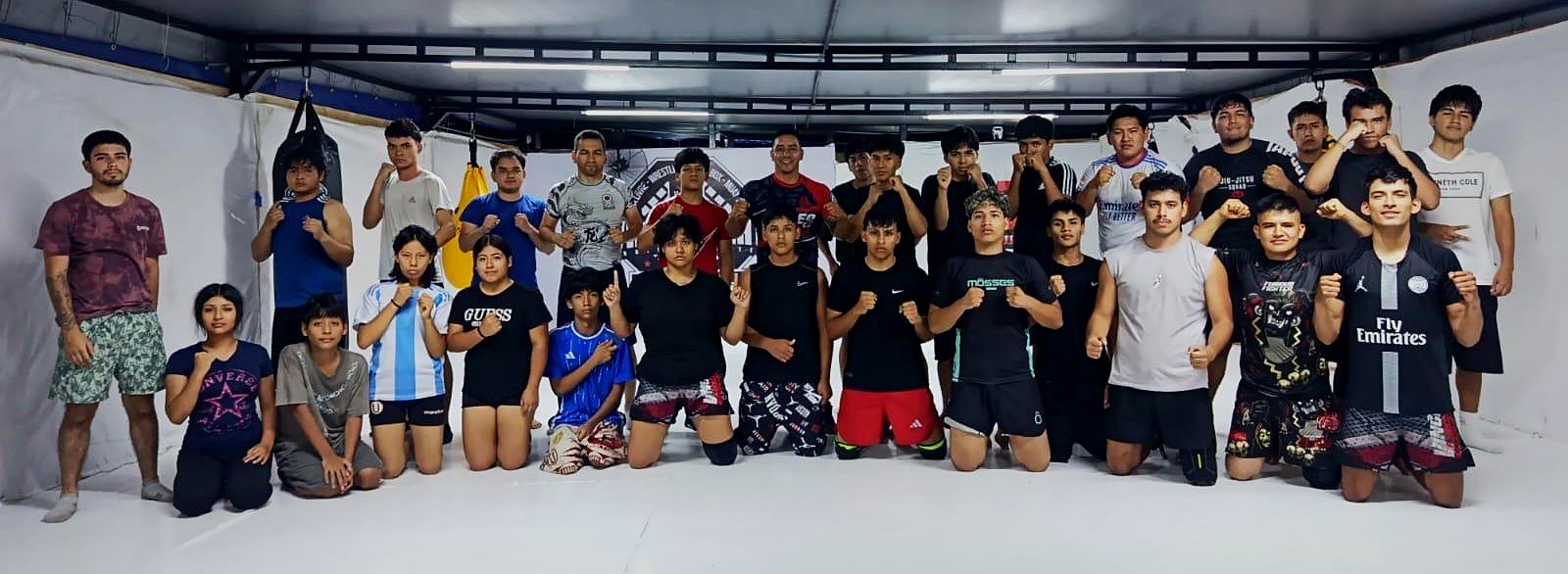 Alumnos de Vinces Fight, chicos y grandes, en la foto de grupo después de entrenar