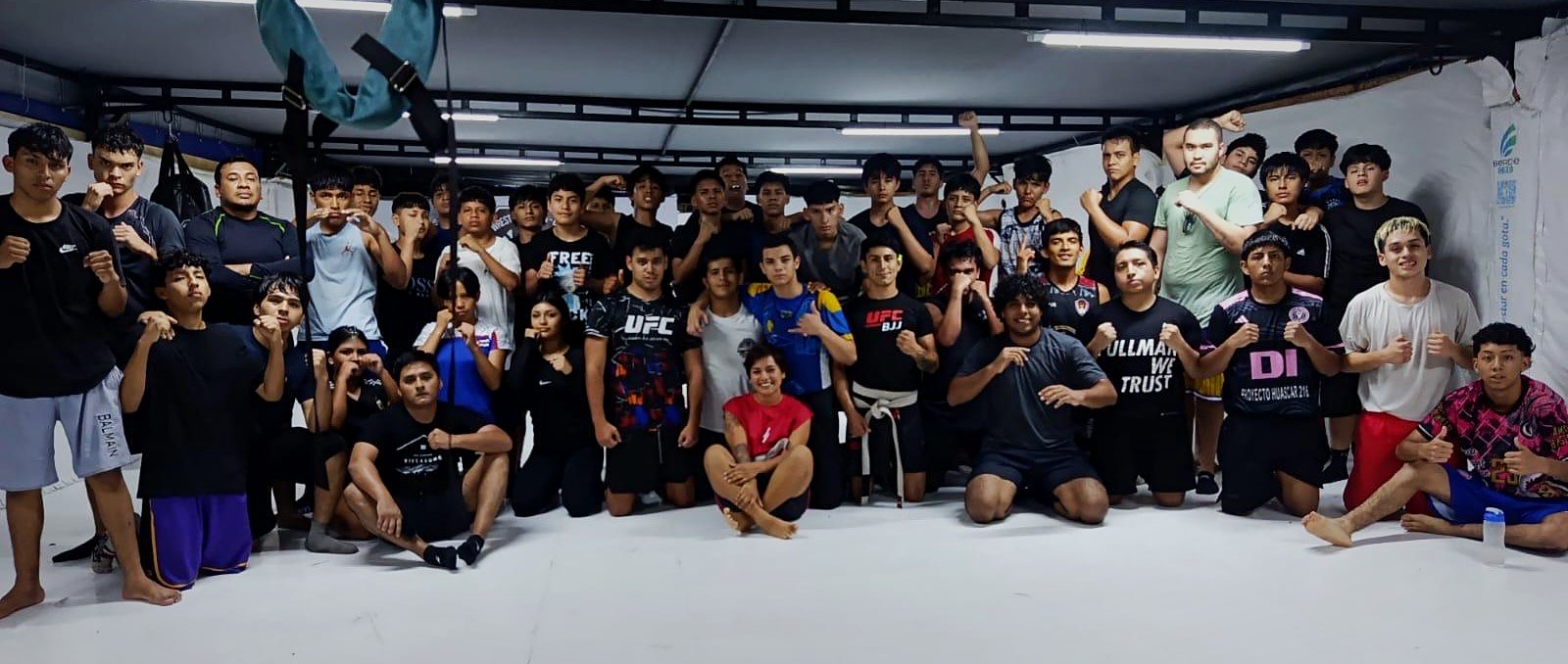 Foto de grupo de los alumnos de Vinces Fight en el tatami, en guardia