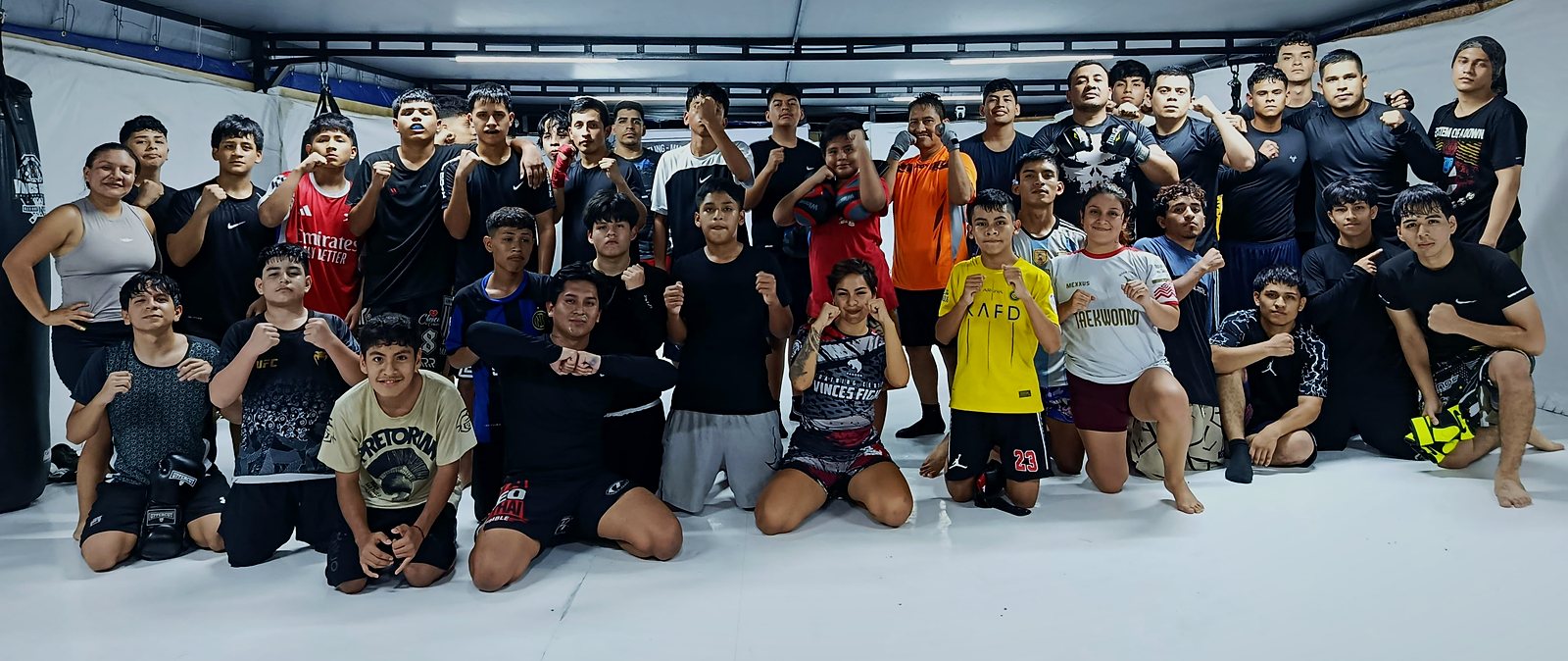 Alumnos de Vinces Fight posan en guardia al final de la clase