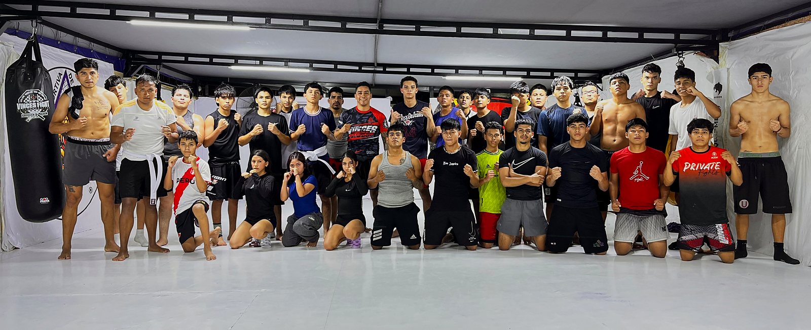 Foto de grupo de la academia en el tatami