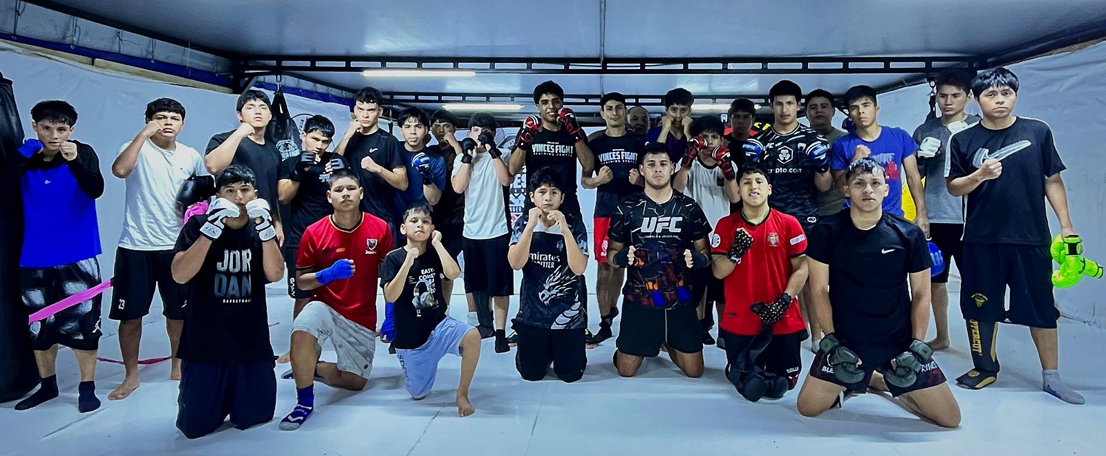 Alumnos de Vinces Fight con guantes y vendas, después de entrenar